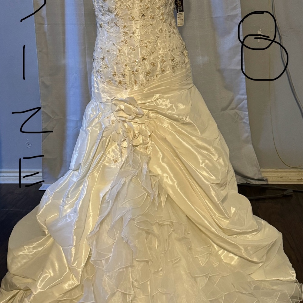 Elegant White Strapless Wedding Dress